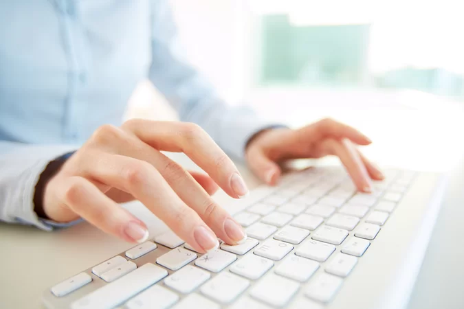 Soziale Berufe Login OdaOrg Hände, welche mithilfe einer Tastatur etwas schreiben