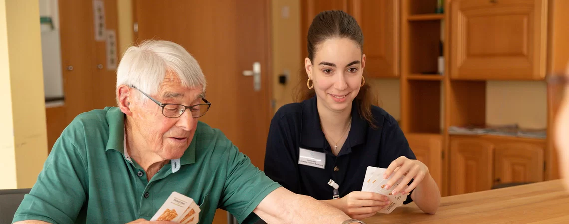 Soziale Berufe AGS Menschen im Alltag begleiten Menschen, die zusammen jassen